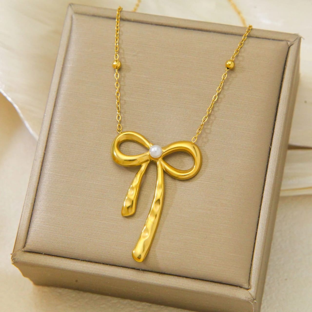 Hammered Bow Pearl Necklace