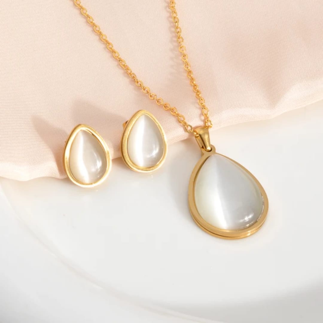 Pearl Teardrop Gold Set