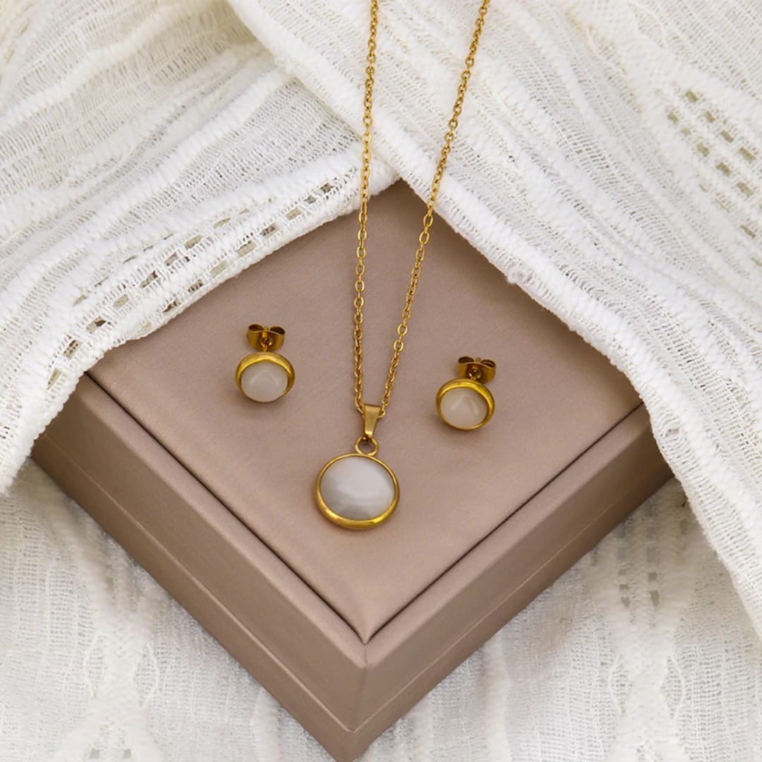 Ivory Round Pendant Set