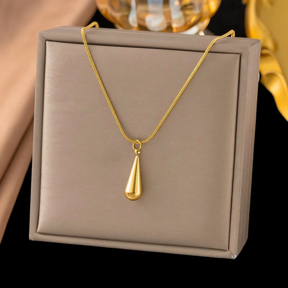 Gold Teardrop Pendant Necklace