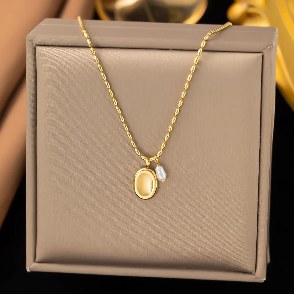 Oval Pendant & Pearl Necklace